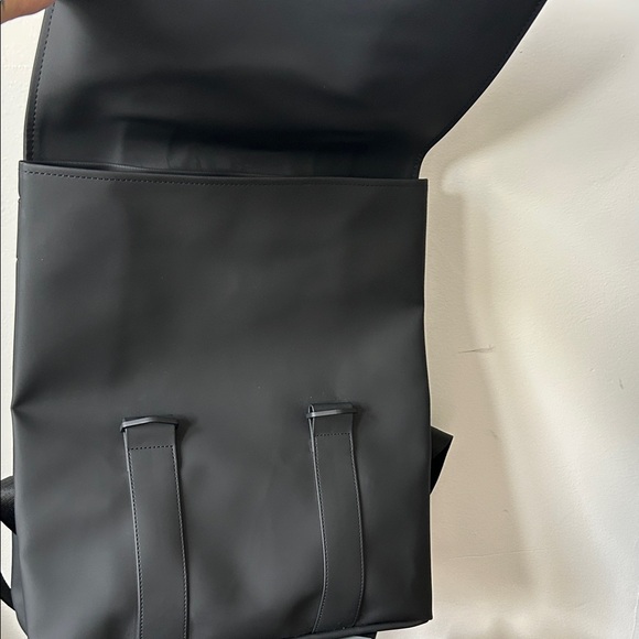 💼 Sleek & modern RAINS backpack in matte black! - Picture 6 of 11